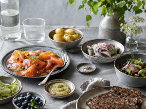Cuisine nordique européenne avec saumon fumé, pain de seigle, baies et présentation minimaliste.
