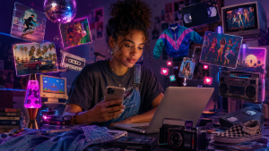 Jeune créatrice utilisant un smartphone et un ordinateur entourée de références rétro années 80 et 90 et d’icônes sociales.