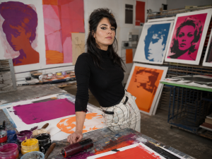 Artiste femme dans un atelier de sérigraphie pop art illustrant les femmes du Pop Art et leur regard critique