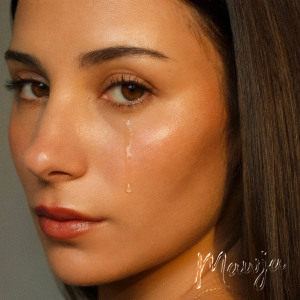 Cover de l’album Mawja de KRN, portrait intimiste avec une larme, symbole des émotions enfouies et de la vague intérieure du projet.